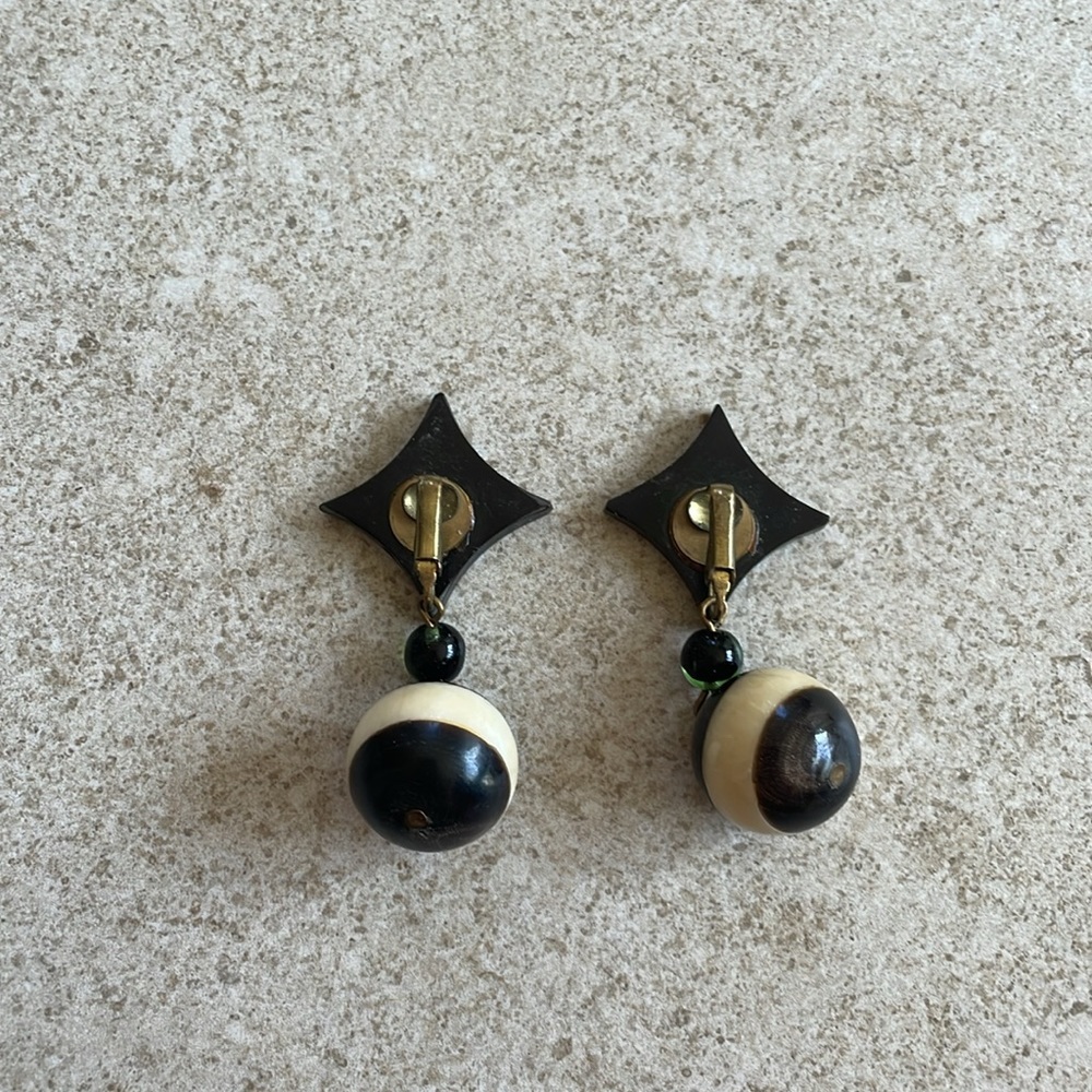 Black/ivory earrings vintage 80’s. Clip on backing. - Picture 2 of 2